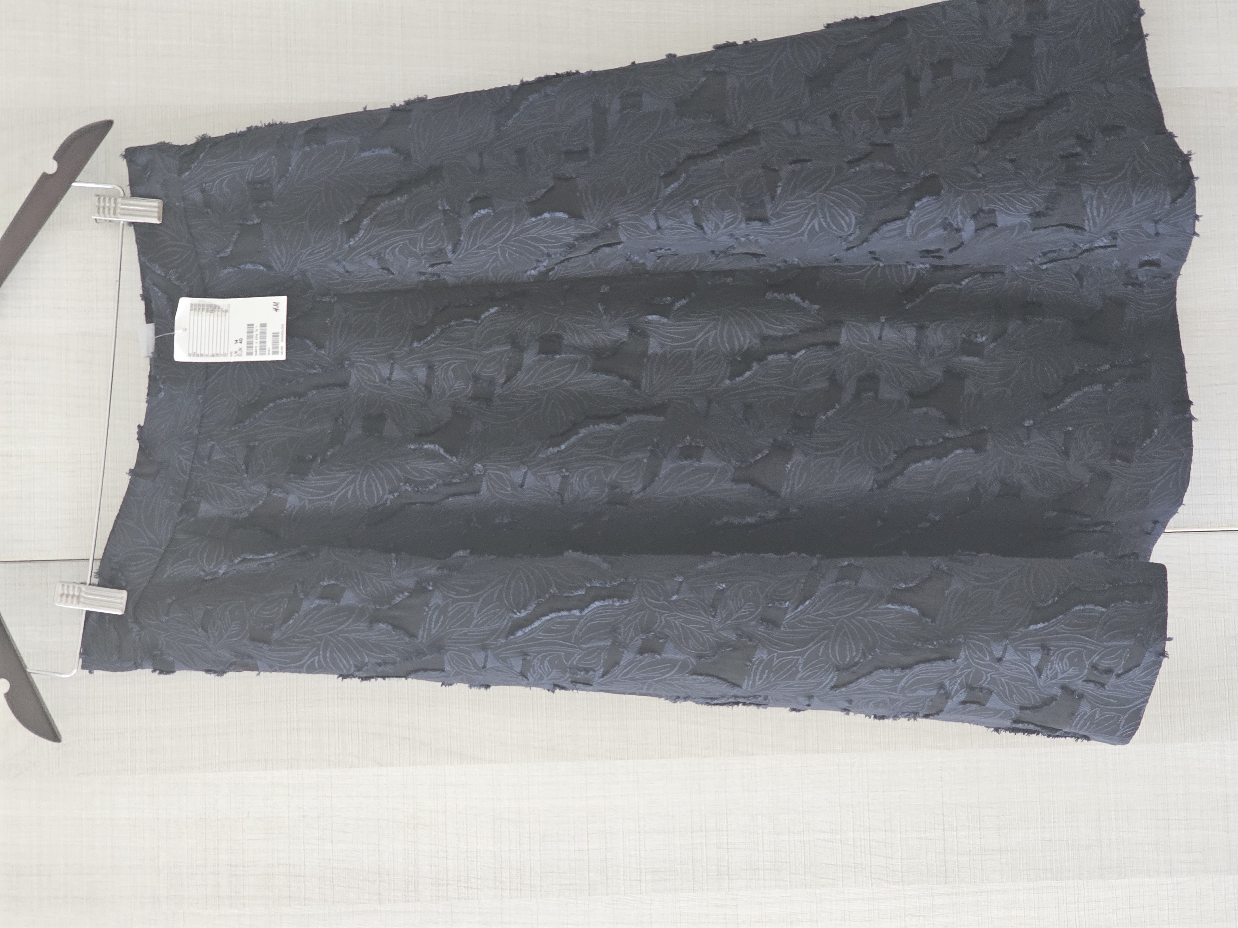 H&M — H&M Textured Leaf Pattern Midi Skirt (New with tags)