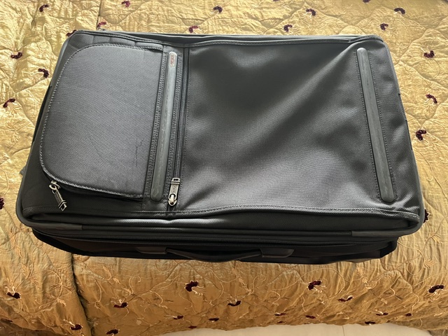 Tumi — TUMI  Alpha 22” Frequent Traveler Expandable Carry-On (2-Wheel) - Black (Good)