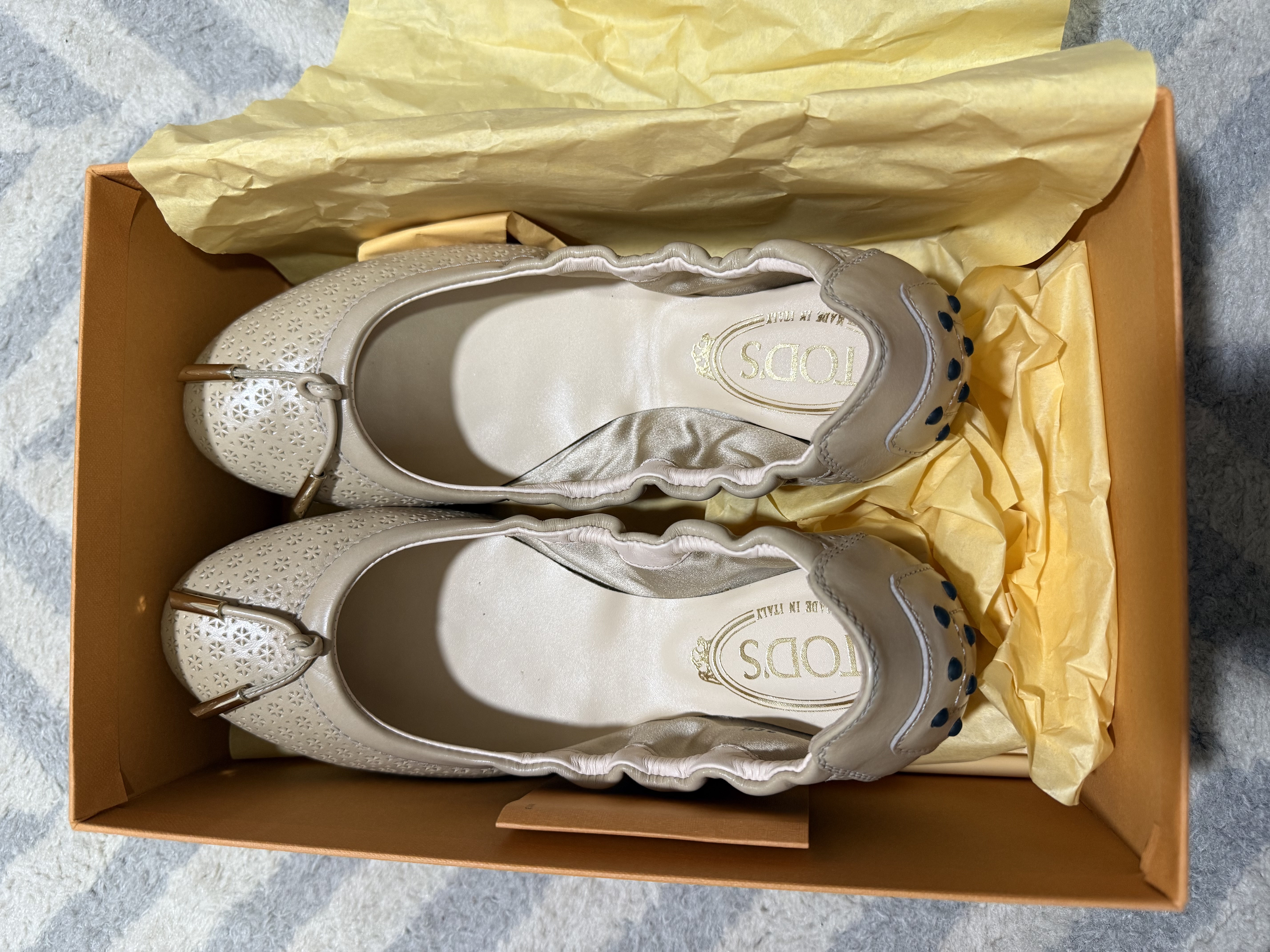 Tod's — Tod's Beige Leather Gommino Ballet Flats (Size EU 35.5, Like new)