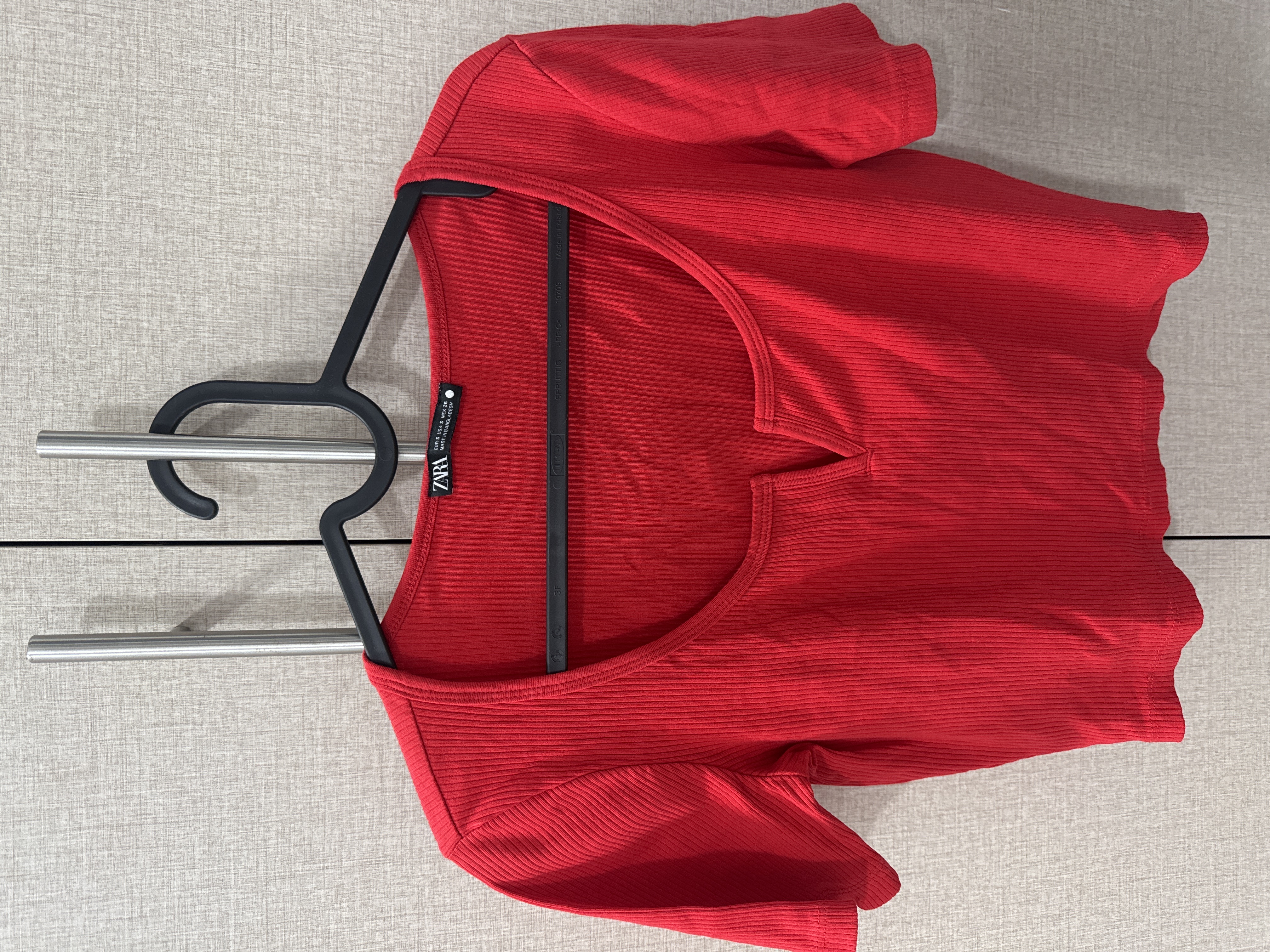 Zara — Zara Red Ribbed V-Notch Crop Top (Like new)