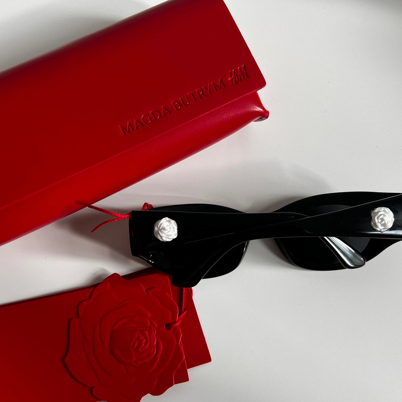 Magda Butrym — Magda Butrym x H&M Rose Detail Sunglasses (New with tags)