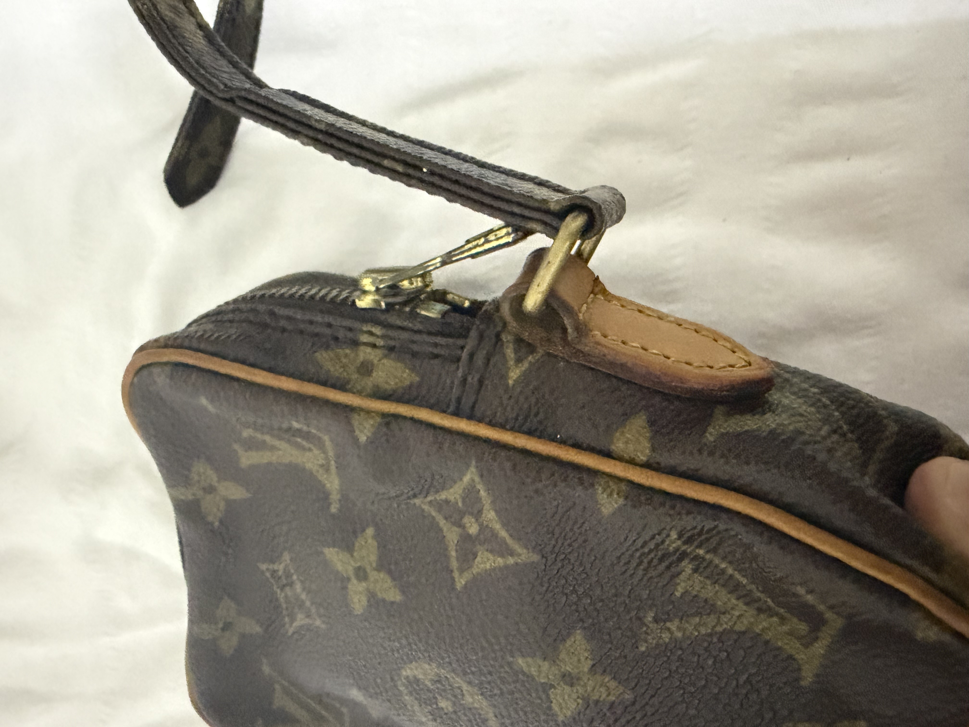 Louis Vuitton — Louis Vuitton Monogram Crossbody Bag (Fair)