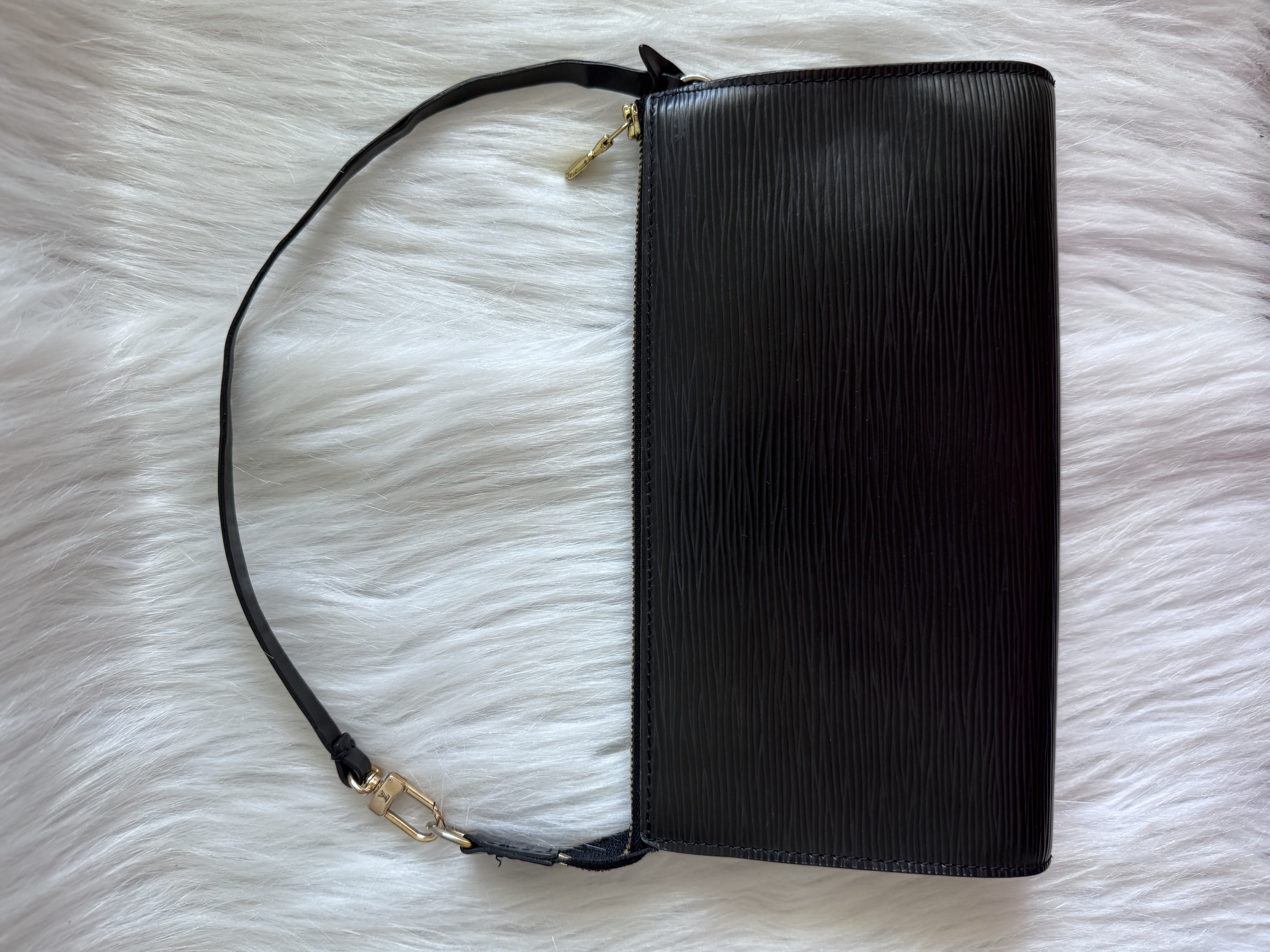Louis Vuitton — Louis Vuitton Epi Pochette Black Shoulder bag (Good)